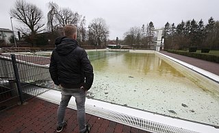 Schwimmmeister Benjamin Mettenbrink wirft einen letzten Blick auf das Areal. - Gerald Dunkel Schwimmmeister Benjamin Mettenbrink wirft einen letzten Blick auf das Areal. - Gerald Dunkel