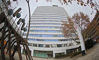 Die vertikale Gliederung der Hochhaus-Fassade soll beibehalten werden. - Sarah Jonek Die vertikale Gliederung der Hochhaus-Fassade soll beibehalten werden. - Sarah Jonek