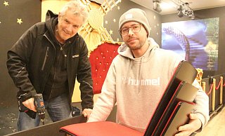 Die Elferräte Frank Oppermann (l.) und Manuel Jacke bauen das Bühnenbild ab. - Burkhard Battran Die Elferräte Frank Oppermann (l.) und Manuel Jacke bauen das Bühnenbild ab. - Burkhard Battran