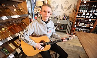 Cedric Bastert und seine Gitarre sind eins. Schon in der Grundschule war klar, dass sie sein Instrument ist. - Nicole Sielermann Cedric Bastert und seine Gitarre sind eins. Schon in der Grundschule war klar, dass sie sein Instrument ist. - Nicole Sielermann