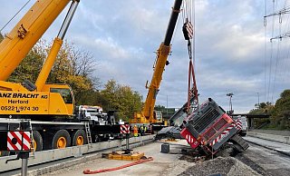 Zwei Kräne bargen die umgekippte Asphaltfräse. Die Vollsperrung der A33 in Richtung Bielefeld wurde um 19 Uhr aufgehoben. - Charlotte Mahncke Zwei Kräne bargen die umgekippte Asphaltfräse. Die Vollsperrung der A33 in Richtung Bielefeld wurde um 19 Uhr aufgehoben. - Charlotte Mahncke