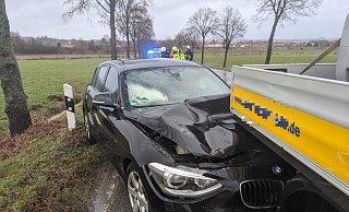 Die Motohaube des auffahrenden Pkws hat sich unter die Pritsche des Kleinlasters geschoben. - Burkhard Battran Die Motohaube des auffahrenden Pkws hat sich unter die Pritsche des Kleinlasters geschoben. - Burkhard Battran