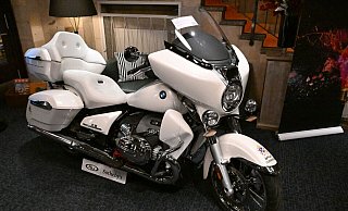 Papst Leo XIV. hatte das Motorrad im September in Rom in Empfang genommen. (Archivbild) - Felix Hörhager/dpa Papst Leo XIV. hatte das Motorrad im September in Rom in Empfang genommen. (Archivbild) - Felix Hörhager/dpa