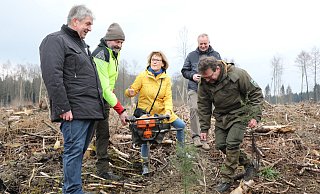 So geht’s, erklärt Stadtförster Harald Gläser. Nach den Vorarbeiten mit dem Bodenbohrer wird ein kleiner Baum einpflanzt. - Simone Flörke So geht’s, erklärt Stadtförster Harald Gläser. Nach den Vorarbeiten mit dem Bodenbohrer wird ein kleiner Baum einpflanzt. - Simone Flörke