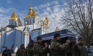 Soldatenbegräbnisse sind für die Ukraine bitterer Alltag geworden. (Archivbild) - Efrem Lukatsky/AP/dpa Soldatenbegräbnisse sind für die Ukraine bitterer Alltag geworden. (Archivbild) - Efrem Lukatsky/AP/dpa