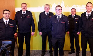 Extra mit Abstand aufgestellt: Patrick Falkenrich (v. l.), Lothar Marxcord, Peter Kesselmeier, Sebastian Lienen, Michael Kesselmeier, Max Rempe und Bürgermeister Michael Berens. - Freiwillige Feuerwehr Hövelhof Extra mit Abstand aufgestellt: Patrick Falkenrich (v. l.), Lothar Marxcord, Peter Kesselmeier, Sebastian Lienen, Michael Kesselmeier, Max Rempe und Bürgermeister Michael Berens. - Freiwillige Feuerwehr Hövelhof