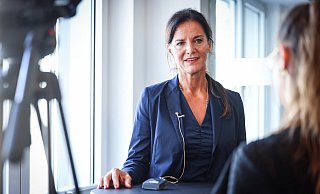 Ina Kreimer von der Verbund Volksbank OWL verrät im Video-Interview auch, ob und wie man sich im Vorfeld vor einer Zwangsversteigerung schützen kann. - Sarah Jonek Ina Kreimer von der Verbund Volksbank OWL verrät im Video-Interview auch, ob und wie man sich im Vorfeld vor einer Zwangsversteigerung schützen kann. - Sarah Jonek