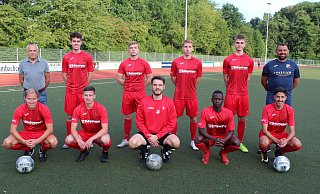 Der SV Gadderbaum und seine Neuen: Hans-Georg Becker (sportlicher Leiter, o.v.l.), Thore Leidecker, Dominik Kober, Clemens Koepke, Daniel Steibrück und Trainer Aykut Aydinel. Rafael Krieft (u.v.l.), Paul Wöhrmann, Florian Künstler, Walid Yerima und Oussama El-Rhoundour. FOTO: Heinz-Dieter Klusmeyer - Heinz-Dieter Klusmeyer Der SV Gadderbaum und seine Neuen: Hans-Georg Becker (sportlicher Leiter, o.v.l.), Thore Leidecker, Dominik Kober, Clemens Koepke, Daniel Steibrück und Trainer Aykut Aydinel. Rafael Krieft (u.v.l.), Paul Wöhrmann, Florian Künstler, Walid Yerima und Oussama El-Rhoundour. FOTO: Heinz-Dieter Klusmeyer - Heinz-Dieter Klusmeyer