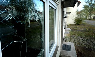 Um den Vandalismus an den leerstehenden Britenhäusern, wie hier an der Thomas-Mann-Straße, zu unterbinden, ziehen jetzt sogenannte Hauswächter ein. - Andreas Frücht Um den Vandalismus an den leerstehenden Britenhäusern, wie hier an der Thomas-Mann-Straße, zu unterbinden, ziehen jetzt sogenannte Hauswächter ein. - Andreas Frücht