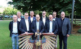Die Spitze des PBSV: Rüdiger Uhle (v.l.), Peter Disselnmeyer, Schützenkönig Ralf Brinkmann, Jürgen Lutter, Frank Langenhorst, Thomas Spieker, Bernd Zengerling und Christian Lüke. - Birger Berbüsse Die Spitze des PBSV: Rüdiger Uhle (v.l.), Peter Disselnmeyer, Schützenkönig Ralf Brinkmann, Jürgen Lutter, Frank Langenhorst, Thomas Spieker, Bernd Zengerling und Christian Lüke. - Birger Berbüsse