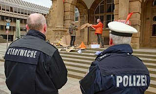 Ordnungsamt und Polizei überwachen den Abbau der Installation. - Stefan Becker Ordnungsamt und Polizei überwachen den Abbau der Installation. - Stefan Becker