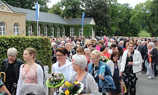 Großes Interesse: Hunderte Schaulustige haben die traditionellen Königsparade verfolgt, die in diesem Jahr baustellenbedingt an den Brunnenarkaden im Gräflichen Park stattfand. - Burkhard Battran Großes Interesse: Hunderte Schaulustige haben die traditionellen Königsparade verfolgt, die in diesem Jahr baustellenbedingt an den Brunnenarkaden im Gräflichen Park stattfand. - Burkhard Battran