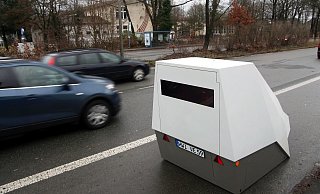 Schwester Esther ist wieder da. Die Stadt hat am Donnerstag den „Enforcement Trailer" der Firma Vitronic an der Paderborner Straße - zwischen A2 und Sennestadtring - aufgestellt. - Jens Reichenbach Schwester Esther ist wieder da. Die Stadt hat am Donnerstag den „Enforcement Trailer" der Firma Vitronic an der Paderborner Straße - zwischen A2 und Sennestadtring - aufgestellt. - Jens Reichenbach