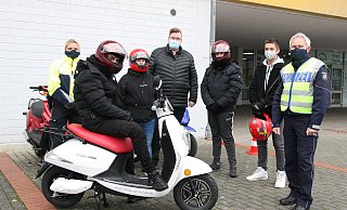 Andrea Kumpert (links) und Michael Hanke (rechts) von der Polizei Herford leiten die praktische Ausbildung der Mofa-Schüler Dlschad (auf dem neuen E-Roller), Svenja, Alex und Oliver. Lehrer Marcus Gottwald (4. v. l.) kümmert sich um die theoretischen Grundlagen. - Britta Bohnenkamp-Schmidt Andrea Kumpert (links) und Michael Hanke (rechts) von der Polizei Herford leiten die praktische Ausbildung der Mofa-Schüler Dlschad (auf dem neuen E-Roller), Svenja, Alex und Oliver. Lehrer Marcus Gottwald (4. v. l.) kümmert sich um die theoretischen Grundlagen. - Britta Bohnenkamp-Schmidt