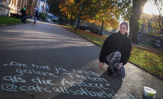 Gegen Sexismus und Belästigung: Hannah Straßheim und eine Gruppe junger Bielefelderinnen wollen die Orte zurückerobern, an denen Frauen mit anzüglichen Sprüchen bedrängt wurden. - Sarah Jonek Gegen Sexismus und Belästigung: Hannah Straßheim und eine Gruppe junger Bielefelderinnen wollen die Orte zurückerobern, an denen Frauen mit anzüglichen Sprüchen bedrängt wurden. - Sarah Jonek