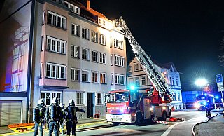 Die Straße wurde für die Löscharbeiten gesperrt. - Barbara Franke Die Straße wurde für die Löscharbeiten gesperrt. - Barbara Franke