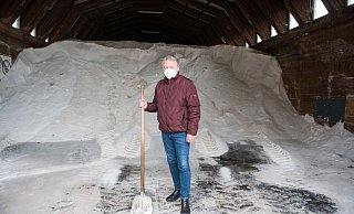 600 Tonnen Salz lagern auf dem Gelände der SWK. Geschäftsführer Wolfgang Rullkötter sieht Eis und Schnee entspannt entgegen. - Ralf Bittner 600 Tonnen Salz lagern auf dem Gelände der SWK. Geschäftsführer Wolfgang Rullkötter sieht Eis und Schnee entspannt entgegen. - Ralf Bittner