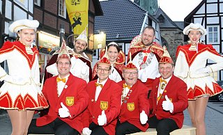 Sessionseröffnung: Die Delbrücker Karneval-Elite blickt der neuen Session fröhlich entgegen. - Regina Brucksch Sessionseröffnung: Die Delbrücker Karneval-Elite blickt der neuen Session fröhlich entgegen. - Regina Brucksch