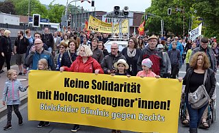Das Bündnis gegen Rechts versammelte mehr als 600 Teilnehmer in Quelle und zog dann unter großem Protest gegen die Holocaustverleugnung der Neonazis zum Gefängnis. - NW Das Bündnis gegen Rechts versammelte mehr als 600 Teilnehmer in Quelle und zog dann unter großem Protest gegen die Holocaustverleugnung der Neonazis zum Gefängnis. - NW