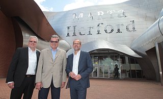 Schulter an Schulter: Jurist Klemens Brand (. l.) sowie Hauptgeschäftsführer Lucas Heumann (beide Verband der Holz- und Möbelindustrie) und VDM-Geschäftsführer Jan Kurth vor dem Herforder Marta-Museum, wo die Neuausrichtung der Möbelindustrie-Verbandsstruktur bekannt gegeben wurde. - Peter Steinert Schulter an Schulter: Jurist Klemens Brand (. l.) sowie Hauptgeschäftsführer Lucas Heumann (beide Verband der Holz- und Möbelindustrie) und VDM-Geschäftsführer Jan Kurth vor dem Herforder Marta-Museum, wo die Neuausrichtung der Möbelindustrie-Verbandsstruktur bekannt gegeben wurde. - Peter Steinert