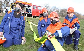 Die Warburger Jugendfeuerwehr unterstützt die aktiven Einsatzkräfte. - Burkhard Battran Die Warburger Jugendfeuerwehr unterstützt die aktiven Einsatzkräfte. - Burkhard Battran