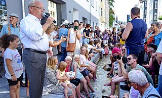 Startschuss: An der Lutter heißt es: "Wasser marsch!" in der Ravensbergerstraße - Barbara Franke Startschuss: An der Lutter heißt es: "Wasser marsch!" in der Ravensbergerstraße - Barbara Franke