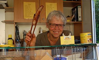 In ihrem Element: Regine Brinkmann schätzt die Gespräche mit Kunden am Grill in ihrem Imbisswagen auf dem Blasheimer Dorfplatz. - Sandra Spieker In ihrem Element: Regine Brinkmann schätzt die Gespräche mit Kunden am Grill in ihrem Imbisswagen auf dem Blasheimer Dorfplatz. - Sandra Spieker