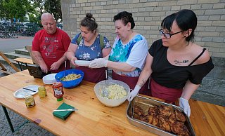 Ralf Rieck (v. l.), Seher Arslan, Brigitte Lasczyk und Tammy Dancer geben als Angestellte das Mittagessen beim Libori-Fest für Wohnungslose aus. - Andreas Zobe Ralf Rieck (v. l.), Seher Arslan, Brigitte Lasczyk und Tammy Dancer geben als Angestellte das Mittagessen beim Libori-Fest für Wohnungslose aus. - Andreas Zobe