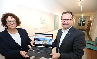 Bereichsleiterin Sylke Brandt und Bürgermeister Lars Bökenkröger präsentieren den neuen digitalen Bürgerservice der Stadt. - Nicole Sielermann Bereichsleiterin Sylke Brandt und Bürgermeister Lars Bökenkröger präsentieren den neuen digitalen Bürgerservice der Stadt. - Nicole Sielermann