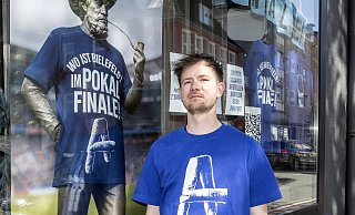 Das "Wo ist Bielefeld?"-Shirt verbindet Fußball mit der bekannten Verschwörungstheorie. Das Design stammt von Johannes Nathow. - Jörg Dieckmann Das "Wo ist Bielefeld?"-Shirt verbindet Fußball mit der bekannten Verschwörungstheorie. Das Design stammt von Johannes Nathow. - Jörg Dieckmann