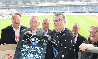 (v. l.) Elmar Kloke (Bürgerstiftung Paderborn), Domkapitular Benedikt Fischer, Christian Nolden (Dommusik), SCP-Geschäftsführer Martin Hornberger, Patrick Cellnik (Dommusik) und Dietmar Pannenberg (Blechwerkstatt) freuen sich auf die Premiere des Paderborner Weihnachtssingen, das am 14. Dezember in der Home-Deluxe-Arena steigt. - Frank Beineke (v. l.) Elmar Kloke (Bürgerstiftung Paderborn), Domkapitular Benedikt Fischer, Christian Nolden (Dommusik), SCP-Geschäftsführer Martin Hornberger, Patrick Cellnik (Dommusik) und Dietmar Pannenberg (Blechwerkstatt) freuen sich auf die Premiere des Paderborner Weihnachtssingen, das am 14. Dezember in der Home-Deluxe-Arena steigt. - Frank Beineke