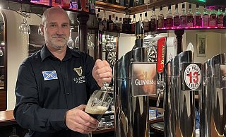 Mike McDonald ist Inhaber der "Scotch Corner Guinness & Whisky Bar". Hier bietet er seinen Gästen eine Auswahl an klassischer britischer und irischer Getränke. Einmal im Monat gibt es zudem Live-Musik. - Shannon-Lee Bendig Mike McDonald ist Inhaber der "Scotch Corner Guinness & Whisky Bar". Hier bietet er seinen Gästen eine Auswahl an klassischer britischer und irischer Getränke. Einmal im Monat gibt es zudem Live-Musik. - Shannon-Lee Bendig