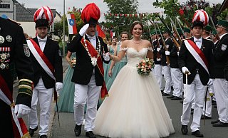 Charmant: Christin Buschmeier flogen an der Seite von Thüles Schützenkönig Fabian Kamp, die Herzen zu. - Regina Brucksch Charmant: Christin Buschmeier flogen an der Seite von Thüles Schützenkönig Fabian Kamp, die Herzen zu. - Regina Brucksch
