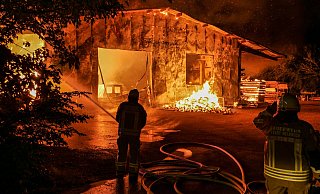 Ein Großbrand hat Betriebsgebäude und Lager des Zimmerei- und Holzbaubetriebs Stamm an der Straße Am Zollbrett vollständig zerstört. - Ralph Meyer Ein Großbrand hat Betriebsgebäude und Lager des Zimmerei- und Holzbaubetriebs Stamm an der Straße Am Zollbrett vollständig zerstört. - Ralph Meyer