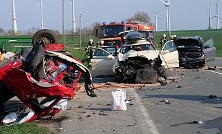 Bei dem Unfall auf der B 68 wurden sieben Menschen schwer verletzt, eine 42-Jährige starb später im Krankenhaus. - Ralph Meyer Bei dem Unfall auf der B 68 wurden sieben Menschen schwer verletzt, eine 42-Jährige starb später im Krankenhaus. - Ralph Meyer