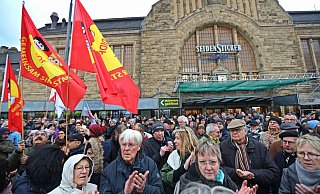 1.500 Menschen demonstrieren in Bielefeld gegen Rechts. - Sarah Jonek 1.500 Menschen demonstrieren in Bielefeld gegen Rechts. - Sarah Jonek