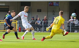 In dieser Szene aus der vierten Minute hat Holstein-Keeper Thomas Dähne (r.) Glück, dass SCP-Akteur Julian Justvan (l.) verzieht. Mit diversen Paraden avancierte Kiels Torhüter dann zum Spieler des Spiels. - picture alliance / dpa In dieser Szene aus der vierten Minute hat Holstein-Keeper Thomas Dähne (r.) Glück, dass SCP-Akteur Julian Justvan (l.) verzieht. Mit diversen Paraden avancierte Kiels Torhüter dann zum Spieler des Spiels. - picture alliance / dpa