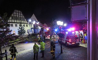 Drei Menschen wurden bei einem Wohnhausbrand in Beverungen verletzt. - Sebastian Groppe/ Feuerwehr Beverungen Drei Menschen wurden bei einem Wohnhausbrand in Beverungen verletzt. - Sebastian Groppe/ Feuerwehr Beverungen