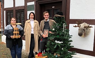 Endspurt für den Charity-Weihnachtsmarkt (v.l.) Mehrgenerationenhaus-Leiterin Jeanette Kulik-Grabosch, Kerstin Lohmann und AWO-Mitarbeiter Yannis Krone freuen sich über viele Sachspenden für den guten Zweck. - AWO Endspurt für den Charity-Weihnachtsmarkt (v.l.) Mehrgenerationenhaus-Leiterin Jeanette Kulik-Grabosch, Kerstin Lohmann und AWO-Mitarbeiter Yannis Krone freuen sich über viele Sachspenden für den guten Zweck. - AWO