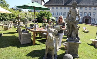 „Rendezvous im Garten“ heißt es bei Rita Szijarto und ihrer Familie, die exklusive Accessoires im Outdoor-Bereich anbieten. - Simone Flörke „Rendezvous im Garten“ heißt es bei Rita Szijarto und ihrer Familie, die exklusive Accessoires im Outdoor-Bereich anbieten. - Simone Flörke