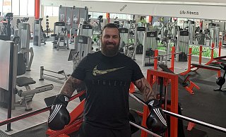 Fitnesstrainer Sercan Yildiz hat das Kampf und Kraftwerk in Beverungen eröffnet. Jetzt zieht es aus der Fabrikhalle in den ehemaligen Getränkemarkt. - Kampf und Kraftwerk Beverungen Fitnesstrainer Sercan Yildiz hat das Kampf und Kraftwerk in Beverungen eröffnet. Jetzt zieht es aus der Fabrikhalle in den ehemaligen Getränkemarkt. - Kampf und Kraftwerk Beverungen