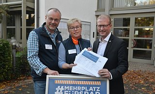 Setzen sich für eine fahrradfreundliche Stadt ein: Uwe und Sigrid Diekmann vom ADFC Enger-Spenge haben die Unterschriftenliste an Engers Bürgermeister Thomas Meyer (v. l.) übergeben. - Mareike Patock Setzen sich für eine fahrradfreundliche Stadt ein: Uwe und Sigrid Diekmann vom ADFC Enger-Spenge haben die Unterschriftenliste an Engers Bürgermeister Thomas Meyer (v. l.) übergeben. - Mareike Patock