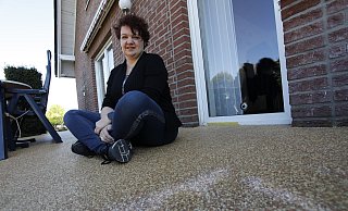 Früher waren die Steine weiß, wie die Stellen im Vordergrund, die bei der Versiegelung vergessen wurden, zeigen. Ein halbes Jahr später ist die Terrasse vergilbt. - Roland Thöring Früher waren die Steine weiß, wie die Stellen im Vordergrund, die bei der Versiegelung vergessen wurden, zeigen. Ein halbes Jahr später ist die Terrasse vergilbt. - Roland Thöring