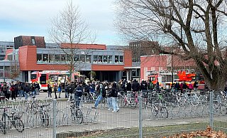 Nach dem Feueralarm verließen alle Schülerinnen und Schüler sowie die Lehrenden das Gebäude der Heinz-Nixdorf-Gesamtschule. - Ralph Meyer Nach dem Feueralarm verließen alle Schülerinnen und Schüler sowie die Lehrenden das Gebäude der Heinz-Nixdorf-Gesamtschule. - Ralph Meyer