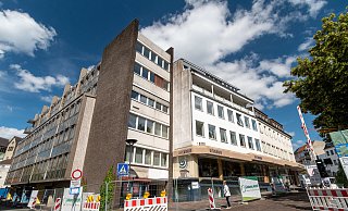 Gebäudeteil C der Paderborner Stadtverwaltung wird im Herbst abgerissen. Die Straße am Abdinghof ist bereits jetzt nur noch für Anlieger und Baustellenfahrzeuge offen. - Lena Henning Gebäudeteil C der Paderborner Stadtverwaltung wird im Herbst abgerissen. Die Straße am Abdinghof ist bereits jetzt nur noch für Anlieger und Baustellenfahrzeuge offen. - Lena Henning