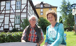 Norbert und Paula Pirone haben auf der Tonenburg ihren Alterssitz. - Burkhard Battran Norbert und Paula Pirone haben auf der Tonenburg ihren Alterssitz. - Burkhard Battran