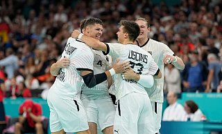 Die Handballer feiern bei den Olympischen Spielen den größen Erfolg seit dem EM-Titel 2016. - Aaron Favila/AP/dpa Die Handballer feiern bei den Olympischen Spielen den größen Erfolg seit dem EM-Titel 2016. - Aaron Favila/AP/dpa