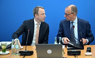 CDU-Generalsekretär Mario Czaja (l) und der CDU-Bundesvorsitzende Friedrich Merz bei der Bundesvorstandssitzung. Gesprochen wird unter anderem über das Bürgergeld. - Britta Pedersen/dpa CDU-Generalsekretär Mario Czaja (l) und der CDU-Bundesvorsitzende Friedrich Merz bei der Bundesvorstandssitzung. Gesprochen wird unter anderem über das Bürgergeld. - Britta Pedersen/dpa