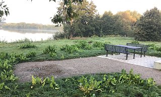 Der Platz, wo bisher die gemütliche Liegebank stand, ist jetzt leer. Dreiste Zeitgenossen bauten das gute Stück ab. - Tourist-Info/Karl Heinz Schäfer Der Platz, wo bisher die gemütliche Liegebank stand, ist jetzt leer. Dreiste Zeitgenossen bauten das gute Stück ab. - Tourist-Info/Karl Heinz Schäfer
