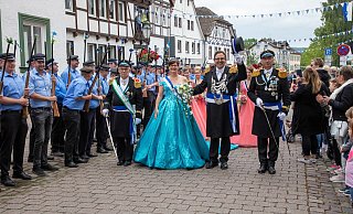 Von 2019 bis 2023 amtieren die Majestäten Ralf Göllner und Sonja Haase, hier beim Parademarsch 2019, eingerahmt von Oberst Georg Dressler und Major Norbert Richter. - Schützenverein Von 2019 bis 2023 amtieren die Majestäten Ralf Göllner und Sonja Haase, hier beim Parademarsch 2019, eingerahmt von Oberst Georg Dressler und Major Norbert Richter. - Schützenverein